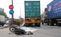 Xe máy qua đường va chạm xe container, 2 người tử vong