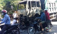Nghệ An: Xe tải đang chạy bỗng cháy ngùn ngụt trên đường